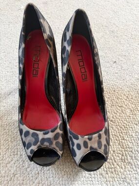 Moda Spana Leopard Peep-Toe Pumps in Gray, Black and Red
